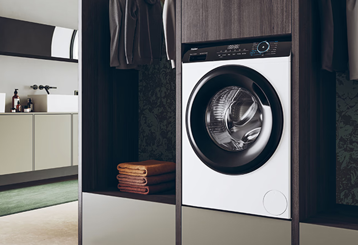 Απεικονίζεται το πλυντήριο εγκατεστημένο σε δωμάτιο.